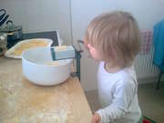 Pomham mamince v kuchyni